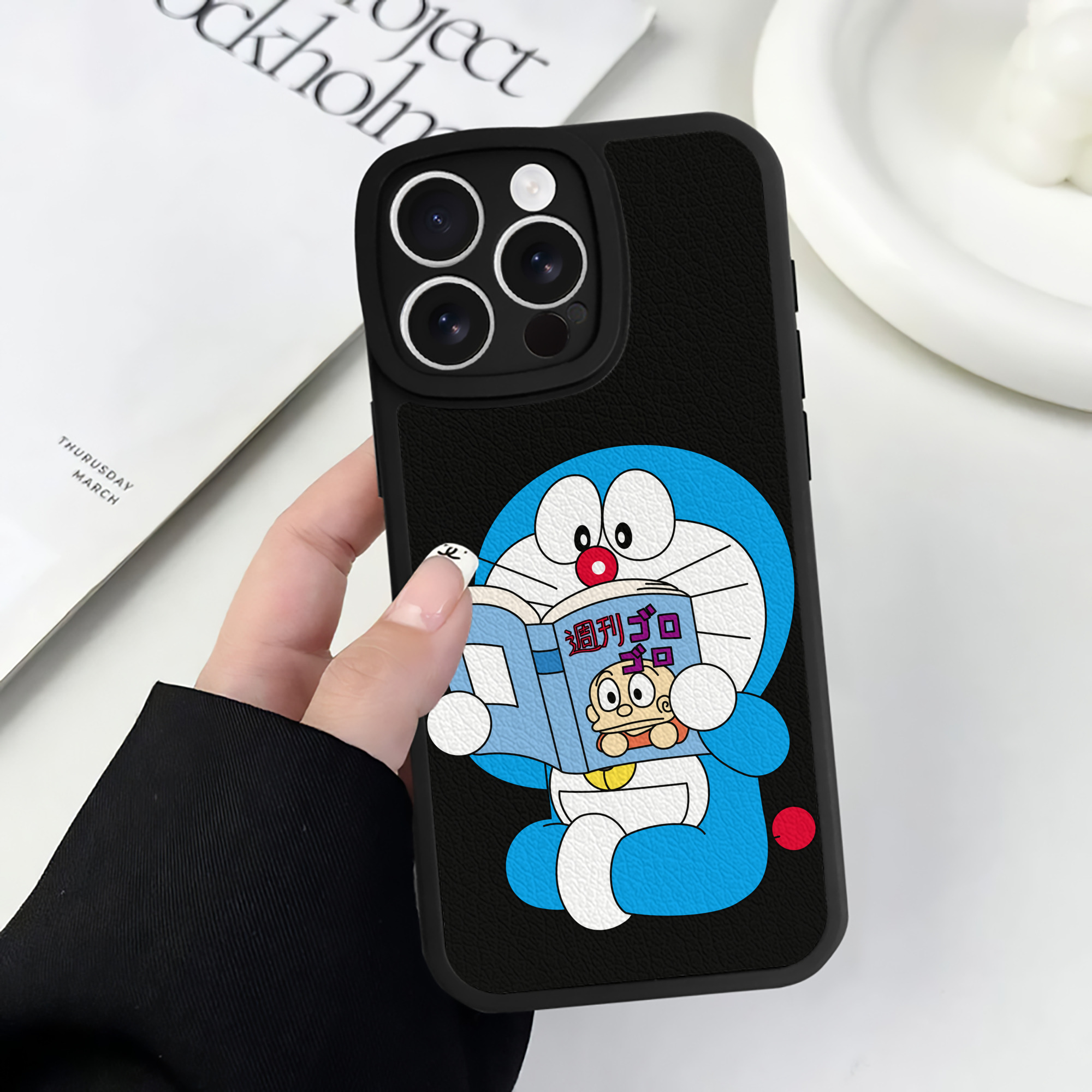 （画像用） ドラえもん Doraemon 【iPhone 16シリーズ対応】シリコンスマホケース（レザー調） 材質：シリコン